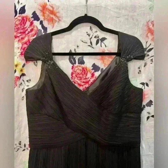 Evan Picone Formal LBD Sleeveless V-Neck Cocktail Dress Size 14 - Picture 2 of 7